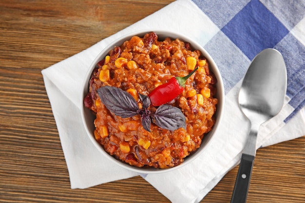 Chili con carne en un tazón sobre la mesa