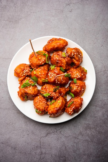 Chili Chicken Dry ist ein beliebtes indo-chinesisches Hühnchengericht mit Hakka-chinesischem Erbe