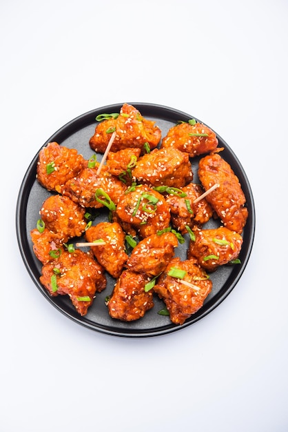 Chili Chicken Dry ist ein beliebtes indo-chinesisches Hühnchengericht mit Hakka-chinesischem Erbe