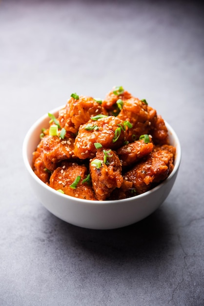 Chili Chicken Dry ist ein beliebtes indo-chinesisches Hühnchengericht mit Hakka-chinesischem Erbe