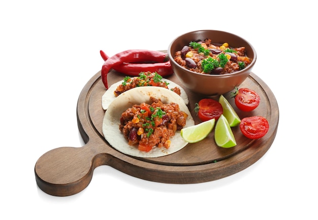 Chili com carne em tigela com tortilhas e legumes isolados em branco