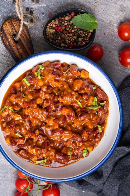 chili con carne bohnen, mais, fleisch, tomate gesunde mahlzeit essen snack auf dem tisch kopieren raum essen