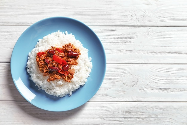 Chili con carne com arroz no prato