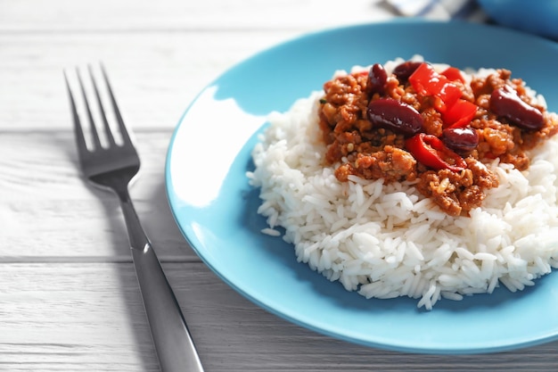 Chili con carne com arroz no prato