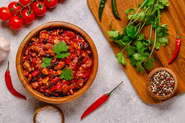 Foto chili con carne in einer schüssel auf grauem hintergrund, mexikanische küche, draufsicht