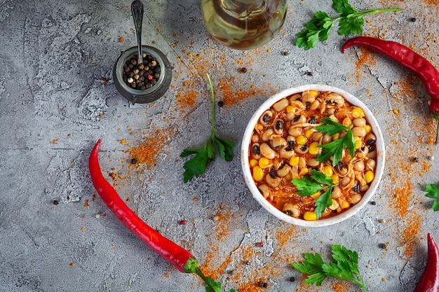 Chili con Carne in einer Schüssel Mexikanische Küche Chili mit Fleisch, Mais und Bohnen