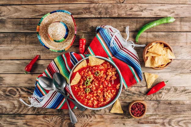 Chili Con Carne in einer Schüssel mit Tortillachips