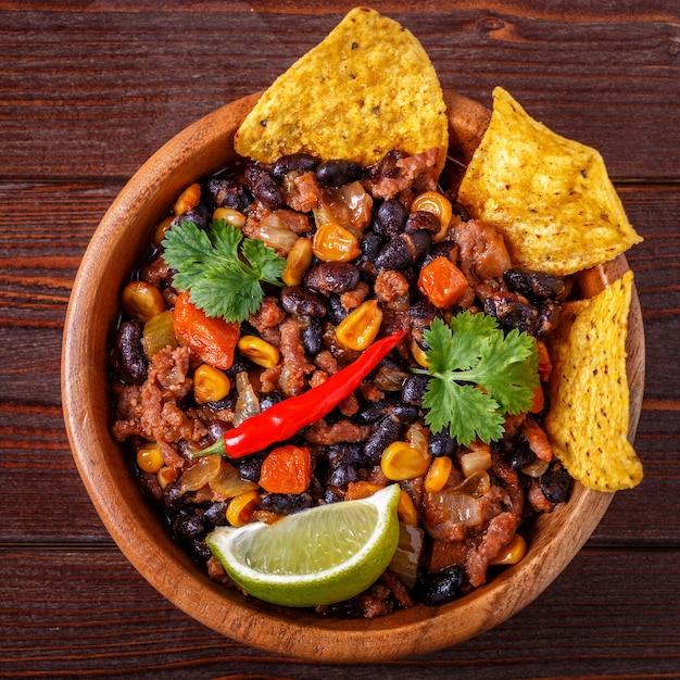 Chili con Carne in einer Schüssel mit Tortillachips