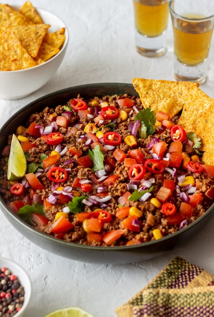 Chili con Carne mit Nachos-Chips. Mexikanische Nahrung. Nationale Küche.