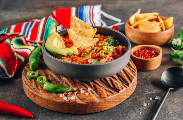 Chili con carne na tigela com tortilla chips