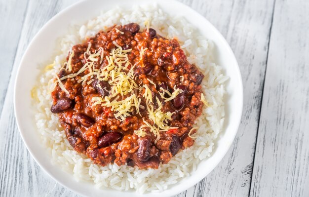 Chili con Carne serviert mit weißem Reis