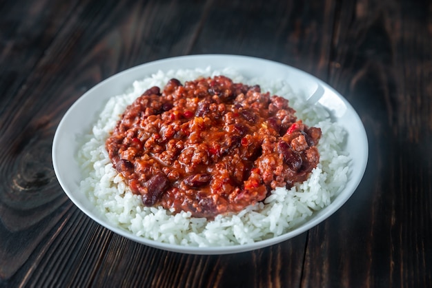 Chili con Carne serviert mit weißem Reis