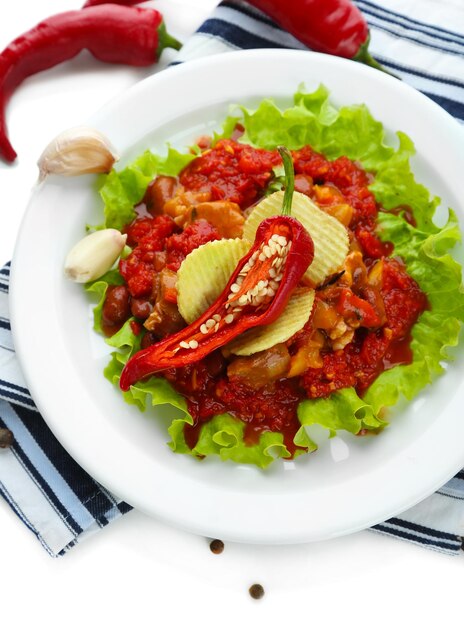 Chili Corn Carne comida tradicional mexicana em prato branco em guardanapo isolado em branco