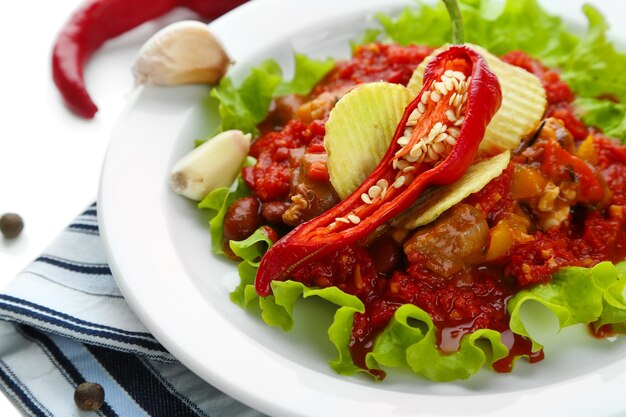 Chili Corn Carne comida tradicional mexicana em prato branco em guardanapo isolado em branco