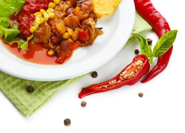 Chili Corn Carne comida tradicional mexicana em prato branco em guardanapo isolado em branco