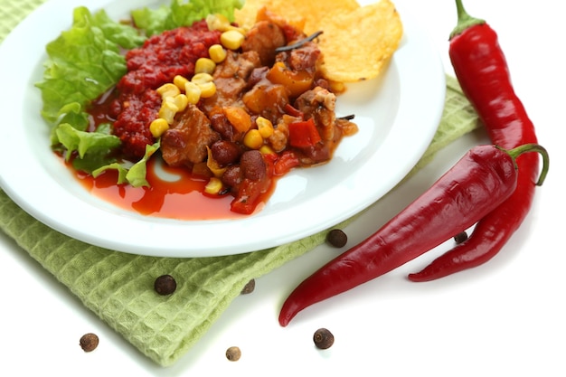 Foto chili corn carne tradicional comida mexicana na chapa branca no guardanapo isolado no branco