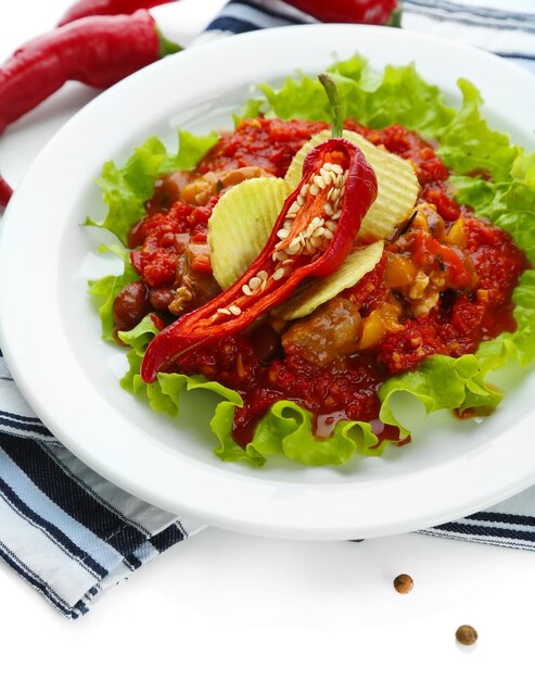 Chili Corn Carne tradicional comida mexicana na chapa branca no guardanapo isolado no branco