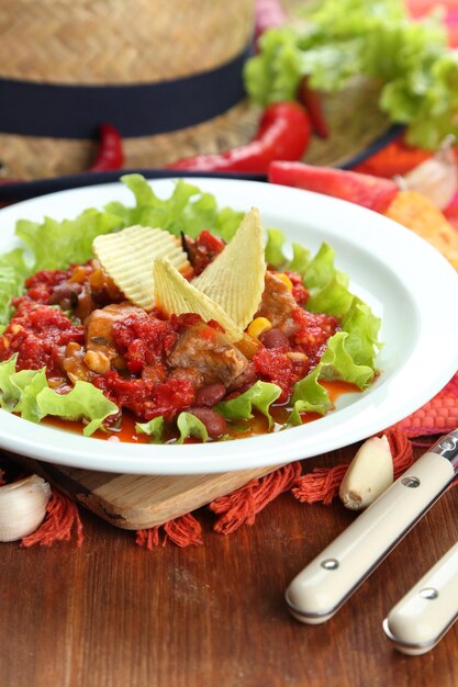 Chili Corn Carne tradicional comida mexicana na chapa branca no guardanapo sobre fundo de madeira