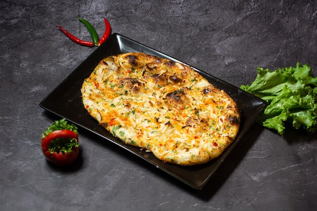 Chili Garlic Naan serviert in Teller isoliert auf grauem Hintergrund Draufsicht auf indisches und bangladeschisches Essen