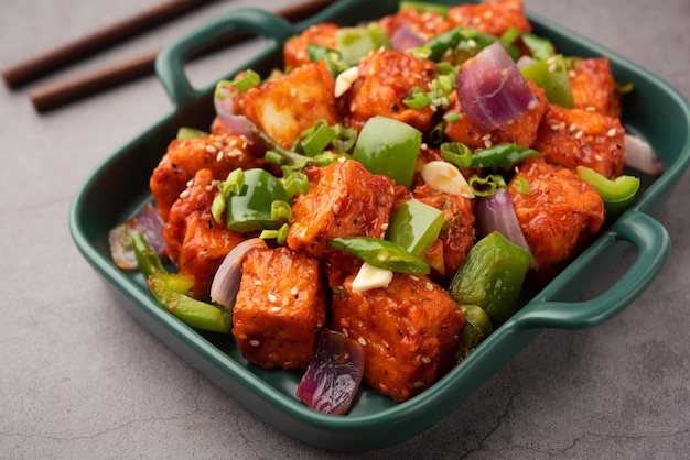 Chili Paneer Dry wird aus Hüttenkäse hergestellt, indo-chinesisches Essen