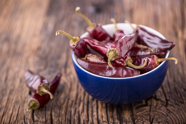 Chili.Red chiles en mesa de madera. Enfoque selectivo.