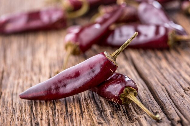 Chili.Rote Chilischoten auf Holztisch. Selektiver Fokus.