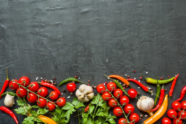 Chili tomate cereja alho e outras especiarias em preto