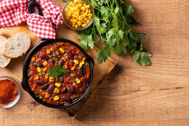 Foto chili tradicional mexicano con carne en una sartén de hierro