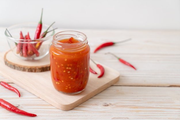 Chili und Chilisauce im Glas