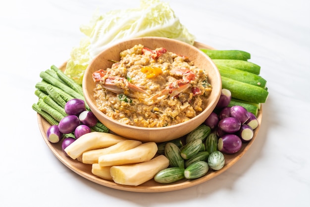 Chilipaste mit Krabben oder Krabben-Soja-Dip mit Kokosmilch und Gemüse köcheln lassen