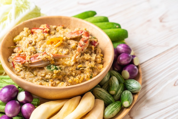 Chilipaste mit Krabben oder Krabben und Sojadip mit Kokosmilch und Gemüse köcheln lassen