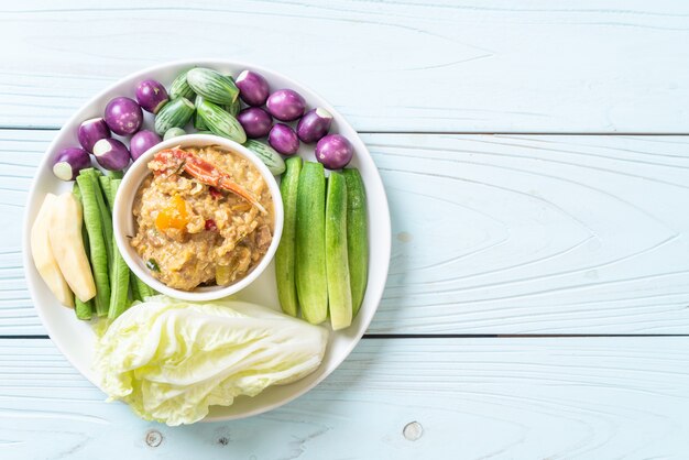 Chilipaste mit Krabben oder Krabben und Sojadip mit Kokosmilch und Gemüse köcheln lassen