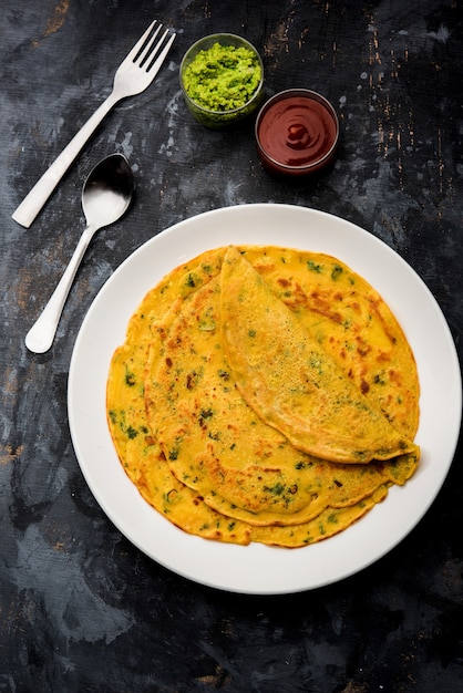 Chilla ou Besan cheela é uma panqueca simples feita com farinha de grão de bico e alguns ingredientes básicos servida com chutney verde e molho de tomate, também conhecida como omelete vegetal