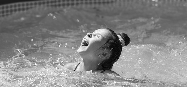 Chillen im Pool wird Sie glücklich machen Glückliches Kind genießt sonnigen Tag im Pool Sommerurlaub