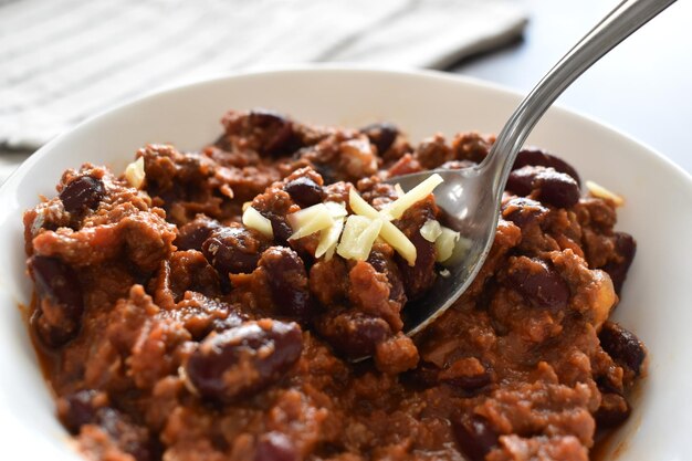 Chilli com carne em uma tigela branca