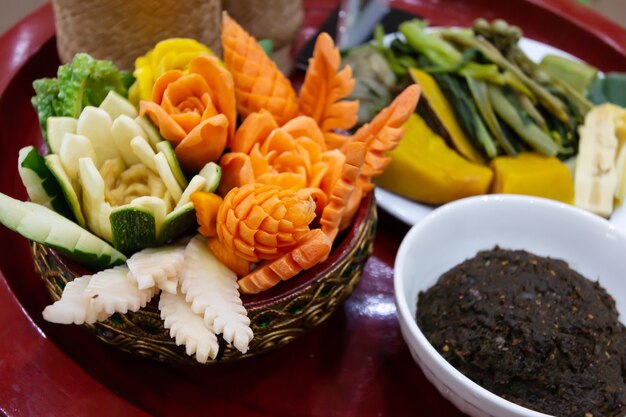 Foto chilli dip ou pasta de pimentão de comida tailandesa com vegetais