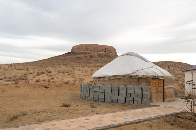 Foto chilpyk kala zoroastro torre funeraria torre del silencio la yurta de culto zoroástrico está en primer plano del silencio en karakalpakstán uzbekistán