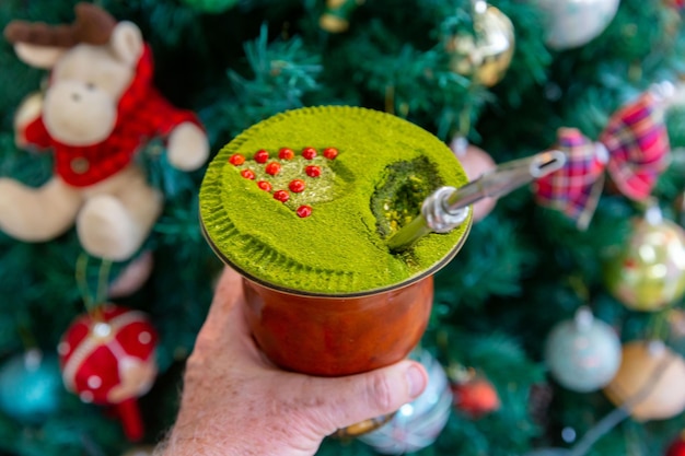 Foto chimarrao tradicional brasileño preparado con yerba mate ilex paraguariensis decorado