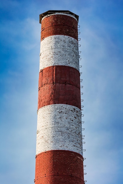 Chimenea alta de ladrillo