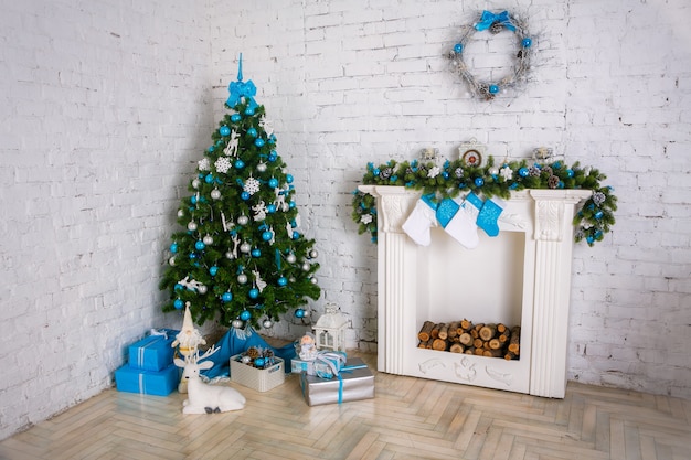 chimenea y árbol de navidad decorado con regalo