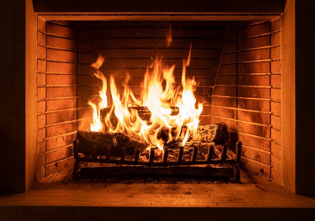 Foto chimenea ardiente troncos de madera real acogedor hogar cálido en tiempo de navidad