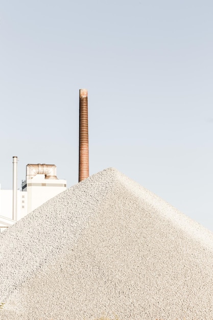 La chimenea de arena contra el cielo despejado