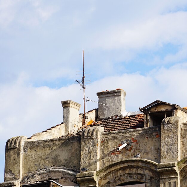 Chimenea en la azotea de la casa, arquitectura en la ciudad de Bilbao, España