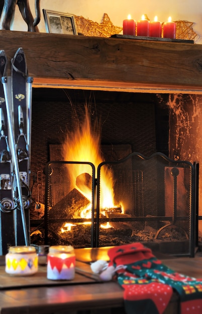 Chimenea en casa con decoración navideña