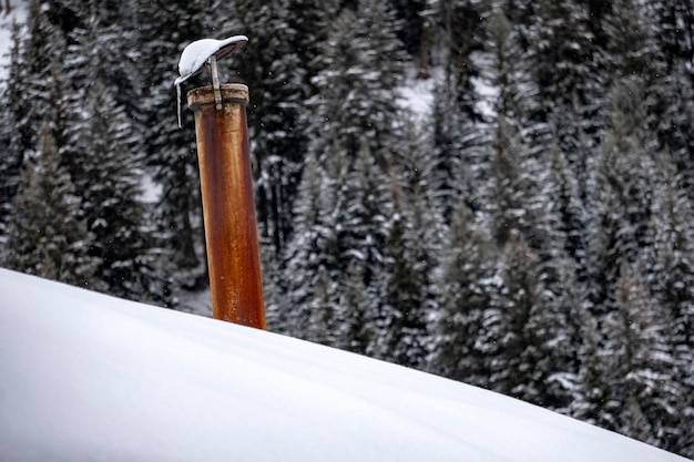 Chimenea de casa de montaña de invierno