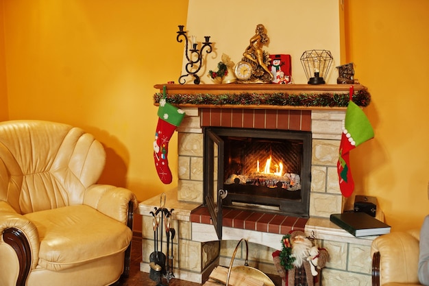 Chimenea casera en sala de estar caliente en día de invierno