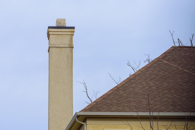 Chimenea de la chimenea fuera de la azotea del día de la casa