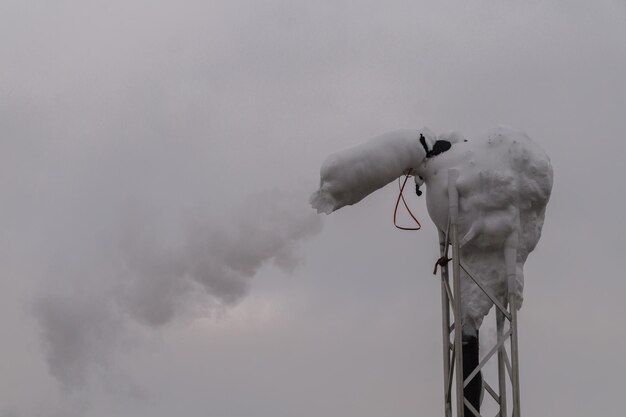 Foto la chimenea congelada emite contaminación