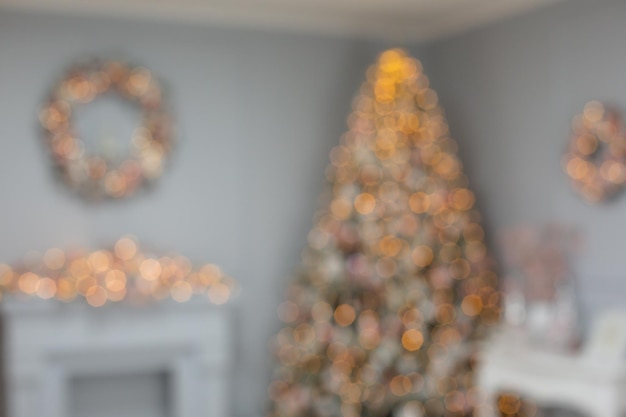 Chimenea decorada y regalos bajo el árbol de Navidad