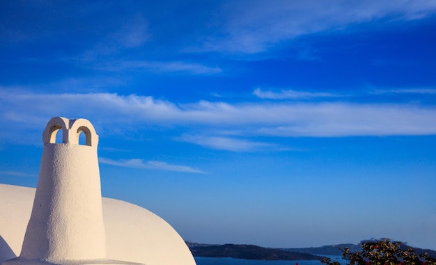 Foto chimenea encalada en santorini grecia